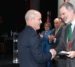 Su Majestad el Rey entrega el Accésits Internacionalización a Santiago Parga, fundador de Moggaro