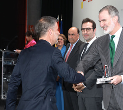 Su Majestad el Rey entrega el Accésits Innovación y Digitalización a Lluís Chico, socio director de Neos Surgery
