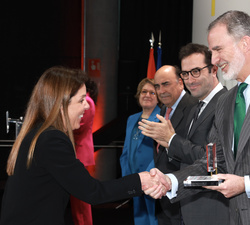 Su Majestad el Rey entrega el Accésits Formación y Empleo a Adelaida Portero, directora de Organización y Calidad de Instrumentalización Analitica