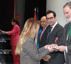Su Majestad el Rey entrega el Accésits Empresa Responsable a Inmaculada Martín, consejera delegada de Jumadi