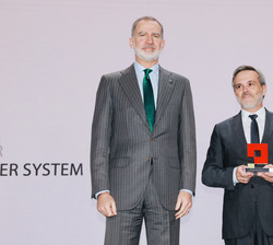 Su Majestad el Rey acompañado por el consejero delegado Aerolaser System, José María Luque, Premio Nacional Pyme del año 2024