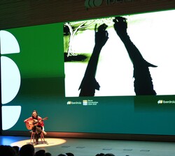Relato sobre la evolución de la energía y de Iberdrola, en arte sobre arena, a cargo del artista plástico Felipe Mejías, acompañado por la guitarra de