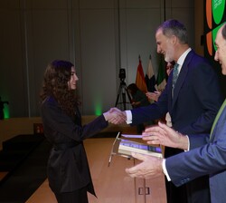 Entrega de las becas por Su Majestad el Rey