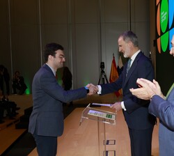 El Rey durante la entrega de las “Becas Iberdrola”