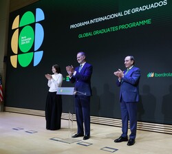Don Felipe acompañado por la ministra de Ciencia e Innovación y Universidades, Diana Morant, y el presidente de Iberdrola, Ignacio Galán, tras la entr