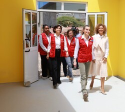 Doña Letizia, acompañada por la Primera Dama de la República de Cabo Verde, accede a Casa Familia