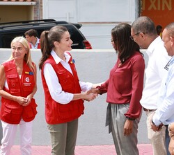 Su Majestad la Reina recibe el saludo de la secretaria de Estado de Asuntos Exteriores y Cooperación del Gobierno de Cabo Verde a su llegada a la Coop