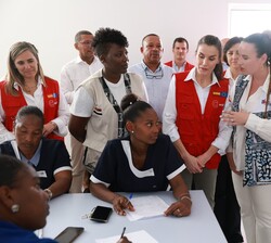 Doña Letizia en un aula con mujeres alumnas del curso de técnicas de venta
