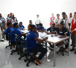 Su Majestad la Reina visitó el aula de mujeres alumnas del curso de técnicas de venta
