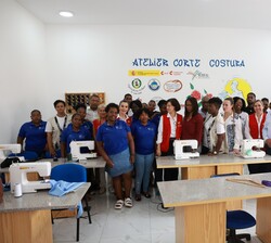 Su Majestad la Reina acompañada de las mujeres alumnas de la Cooperativa de Corte y Costura de Ciudad de Pedra Badejo (Santa Cruz)