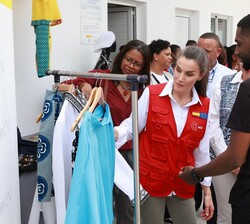 Doña Letizia se interesa por las prendas expuestas en la Cooperativa de Corte y Costura de Ciudad de Pedra Badejo (Santa Cruz)