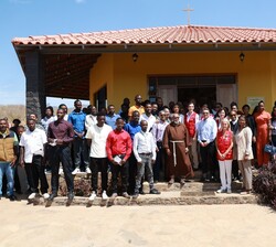 Fotografía de grupo de Su Majestad la Reina junto a miembros de la Comunidad Terapéutica 'Facendo Esperança'