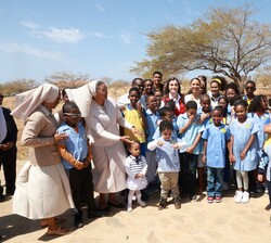 Fotografía de grupo de Doña Letizia acompañada por miembros de la Fundación 'Facendo Esperança'