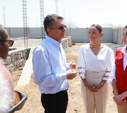 Su Majestad la Reina recibe información sobre la construcción de un edificio 