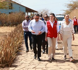 Su Majestad la Reina se dirige hacia la 'Casa de Conviviencia'