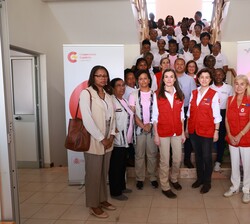 Fotografía de grupo de Su Majestad la Reina junto a las integrantes de los proyectos de Formación y Empoderamiento de mujeres víctimas de violencia de
