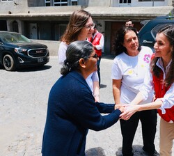 Doña Letizia recibe el saludo de las hermanas Adoratrices responsables del Proyecto 'Kredita Na Bo'