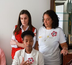 Doña Letizia durante la visita al taller de costura del Proyecto 'Kredita Na Bo'