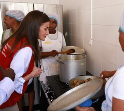 Doña Letizia durante la visita al taller de cocina