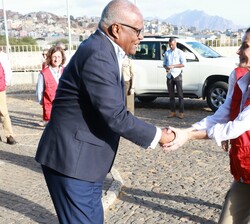 A su llegada al Ocean Science Centre, Su Majestad la Reina recibe el saludo del ministro del Mar d ela República de Cabo Verde
