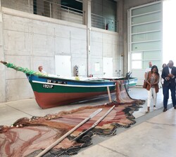 Su Majestad la Reina acompañada de las autoridades a su entrada al Ocean Science Centre