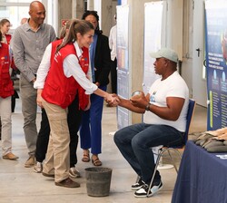 Doña Letizia recibe el saludo de uno de los pescador durante su visita