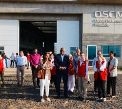 Su Majestad la Reina junto a las autoridades a su salida del Ocean Science Centre Mindelo