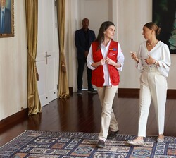 Doña Letiza se dirige, acompañada por la primera dama, al lugar donde tuvo lugar el desayuno de trabajo 