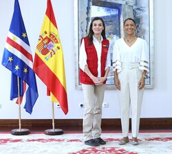 Fotografía oficial de Su Majestad la Reina junto a la primera dama de la República de Cabo Verde, Débora Katisa Carvalho