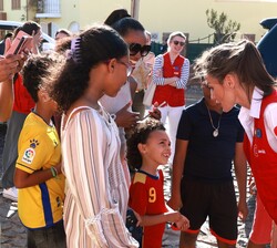 Doña Letizia charla con los jóvenes a su llegada al barrio de Châ de Cricket