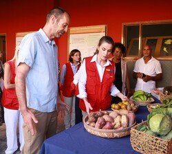 Doña Letizia conoce los distintos productos locales de mano de un ingeniero agrónomo del proyecto "Seguridad alimentaria en las escuelas y oportu