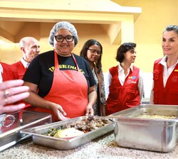 Doña Letizia durante su visita a las cocinas de la Escuela Primaria de 2ª Companhia