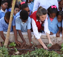 Doña Letizia participa con los escolares en la plantación de hortalizas