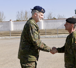 Su Majestad el Rey es recibido por el general de Brigada Jefe de la Brigada “Aragón” I, Guillermo Pablo García del Barrio Díez