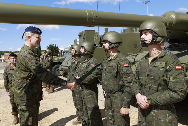 Su Majestad el Rey saluda a la tripulación de un carro del Regimiento Acorazado “Pavía” 4