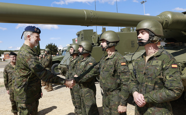 Su Majestad el Rey saluda a la tripulación de un carro del Regimiento Acorazado “Pavía” 4