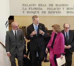 El Rey tras su llegada accede al edificio