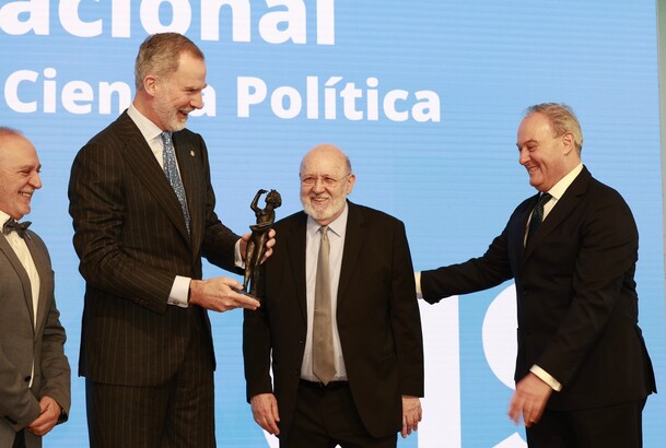 Su Majestad el Rey entrega el “Premio Nacional de Sociología y Ciencia Política 2024” a Pablo Oñate Rubalcaba