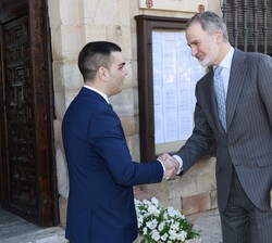 El Rey recibe el saludo del alcalde de Almagro, Francisco Javier Núñez