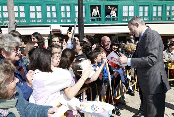 Don Felipe con los niños de Almagro en su visita