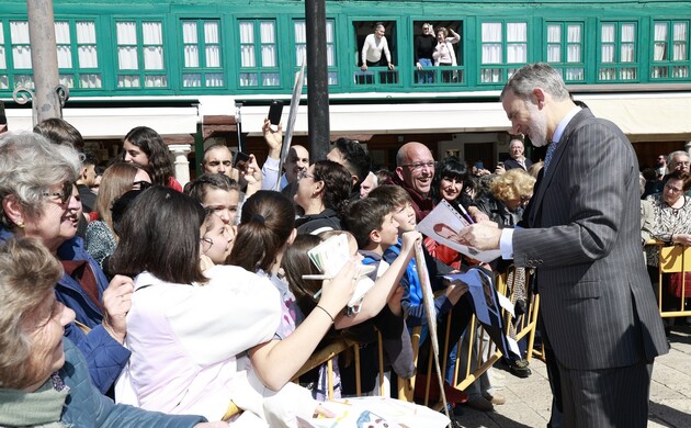 Don Felipe con los niños de Almagro en su visita