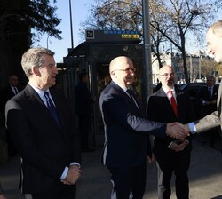 Su Majestad el Rey recibe el saludo del comisario europeo de Defensa y Espacio, Andrius Kubilius