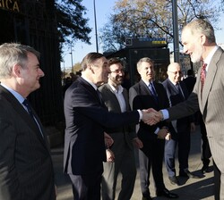 Su Majestad el Rey recibe el saludo del presidente ejecutivo y director de "El Español", Pedro J. Ramírez