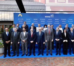Don Felipe junto a las autoridades, principales patrocinadores y ponentes que le recibieron a su llegada a la Casa de América donde presidió la V edic
