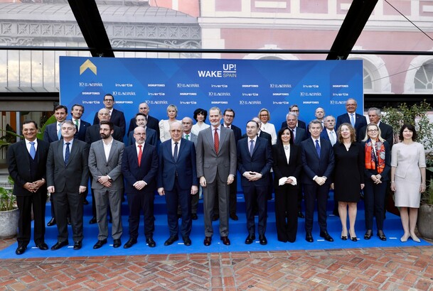 Don Felipe junto a las autoridades, principales patrocinadores y ponentes que le recibieron a su llegada a la Casa de América donde presidió la V edic