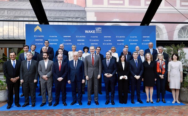 Don Felipe junto a las autoridades, principales patrocinadores y ponentes que le recibieron a su llegada a la Casa de América donde presidió la V edic