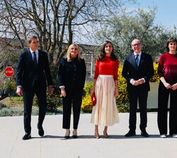 Su Majestad la Reina junto a las autoridades que la recibieron a su llegada