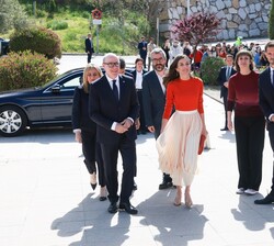 Doña Letizia, acompañada de las autoridades, se dirije al vestíbulo para el inicio del acto