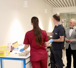 Don Felipe en la sala de Prácticas clínicas