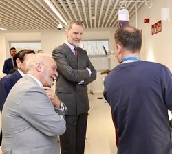 Don Felipe durante el recorrido en la sala de Prácticas clínicas